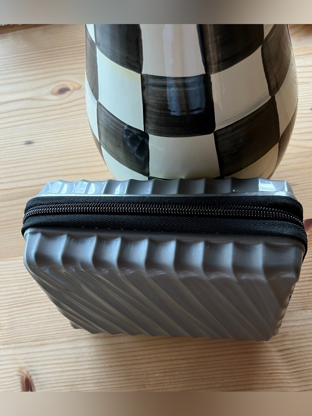 Tumi Silver-Gray Diagonal Ribbed Hard-Shell Pouch - Picture 3 of 8
